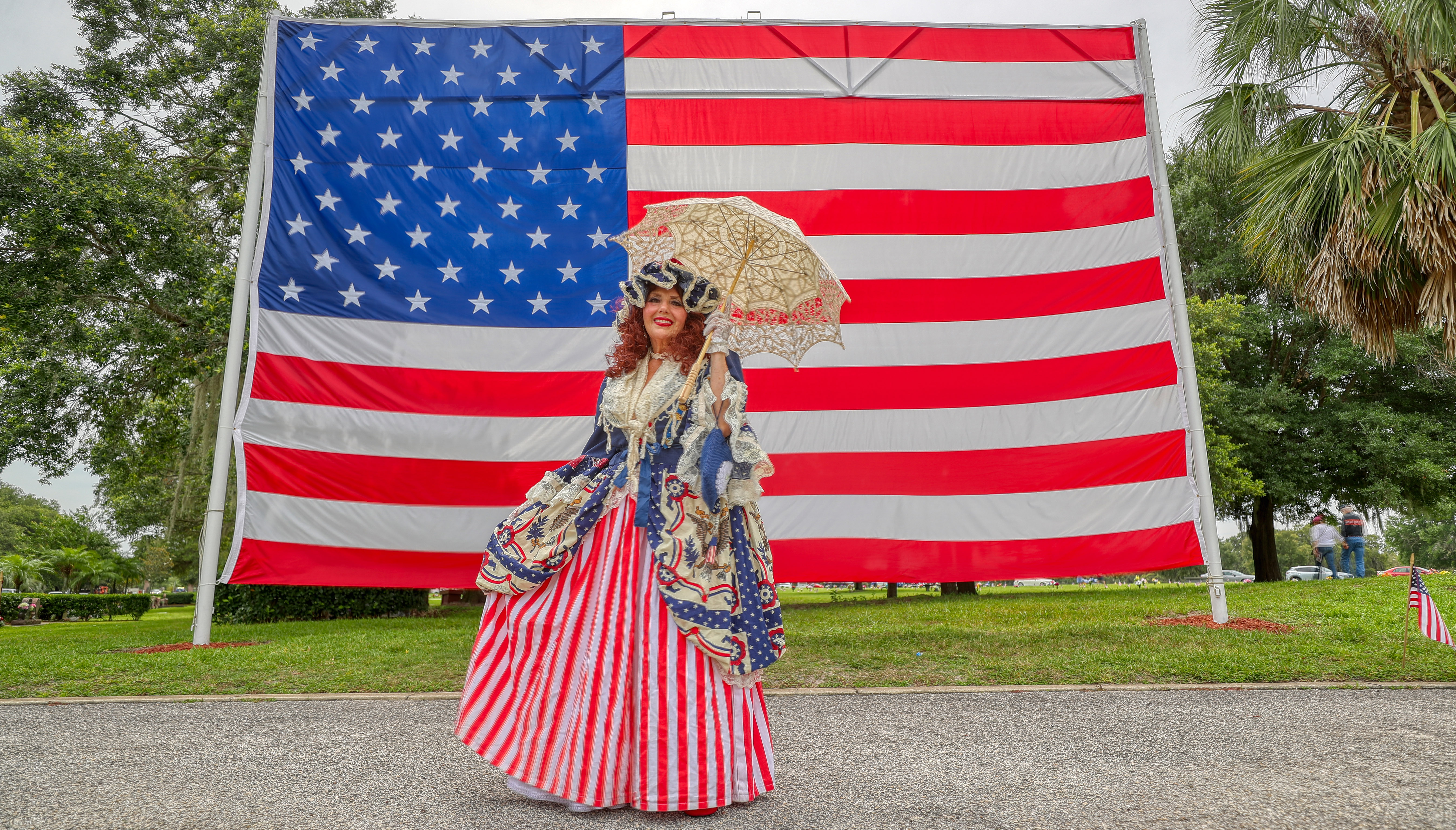 Joy Underwood posa una foto al final de la 73a ceremonia anual del Día de los Caídos en Woodlawn Memorial Park en 2023. (Ricardo Ramirez Buxeda/Orlando Sentinel)