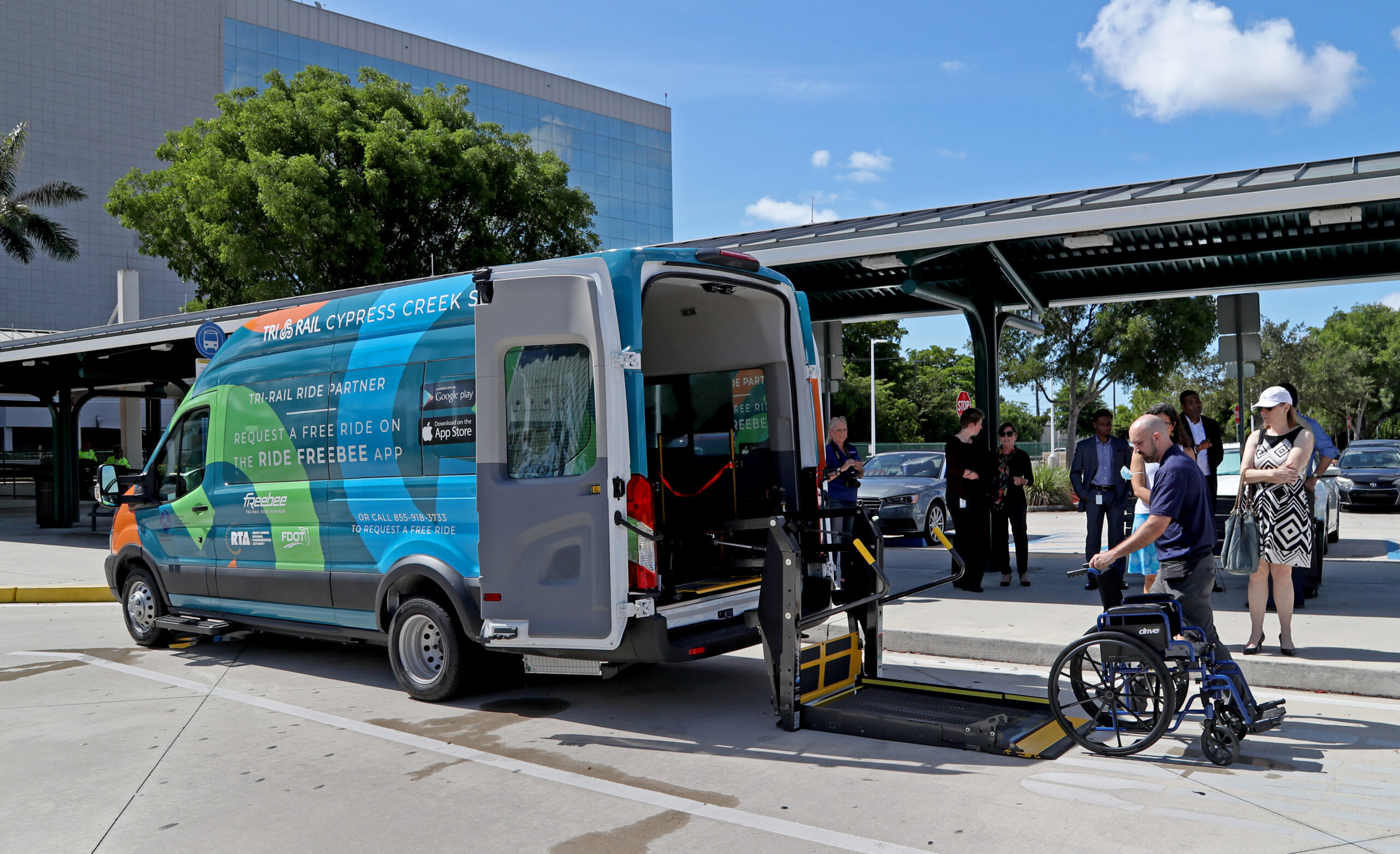 Jared Jacobs de Freebee muestra una camioneta de pasajeros eléctrica accesible para sillas de ruedas en la estación de Tri-Rail's Cypress Creek en junio de 2022 en Fort Lauderdale. Los comisionados del condado de Seminole decidieron contratar a la compañía para proporcionar servicio en el condado. Se espera que el servicio esté operando completamente el 1 de enero, pero muchos detalles, como las tarifas, deben resolverse. (foto de archivo)