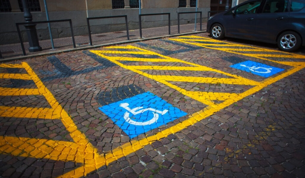 ¿Usas el pase de discapacidad de otra persona? En Miami eso puede llevarte directo a la cárcel