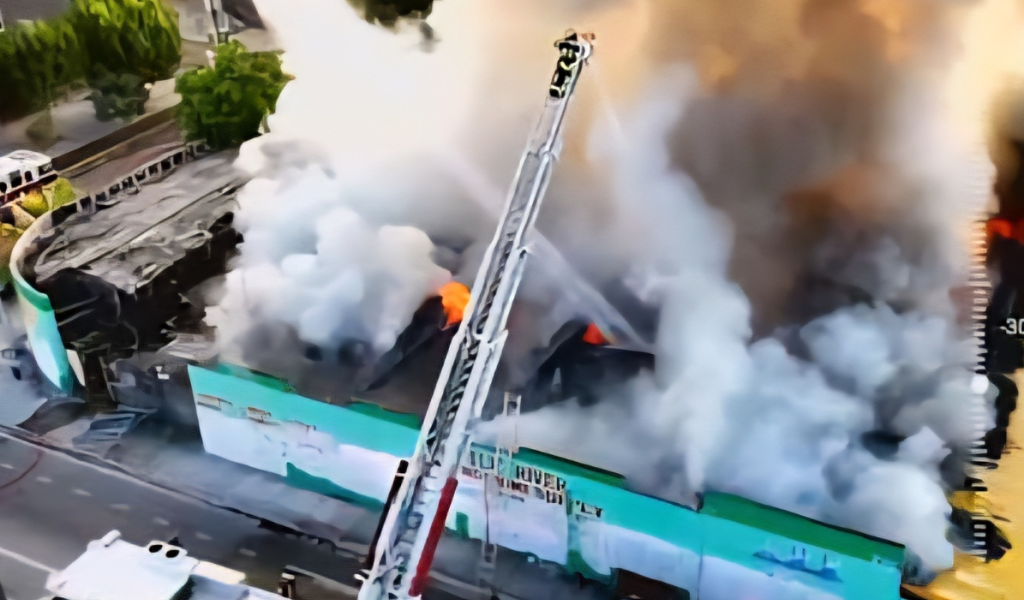 Feroz incendio consume almacén abandonado en Little River