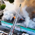 Feroz incendio consume almacén abandonado en Little River