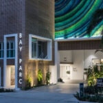 Luchador intentó huir de la policía escalando balcones de edificio de lujo en Edgewater