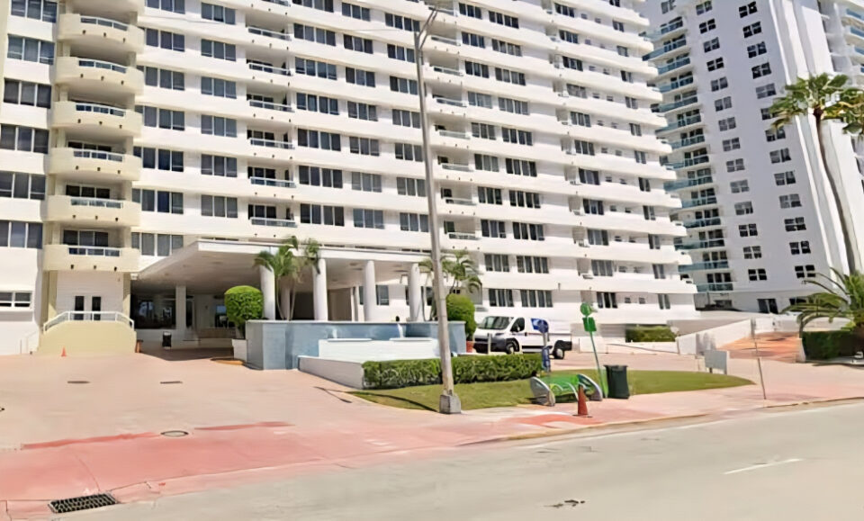 Rescatan a perro en North Miami: su dueño lo arrastró y lanzó por las escaleras