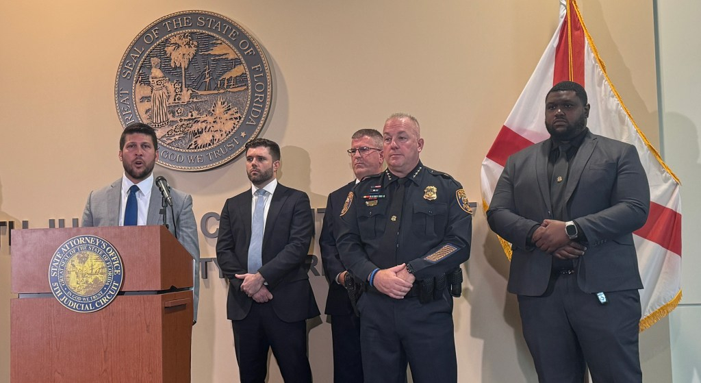 Florida AG se une a los funcionarios del lago para denunciar el tráfico sexual, inmigrantes indocumentados