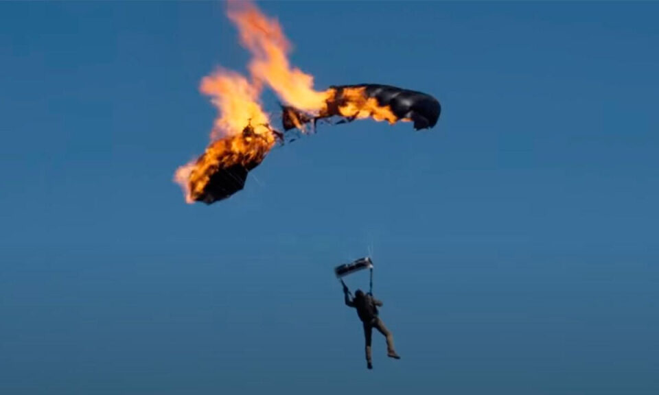 Tom Cruise ha saltado 16 veces con un paracaídas en llamas y ahora tiene un Récord Guinness: en cada intento solo tiene 10 segundos para sobrevivir