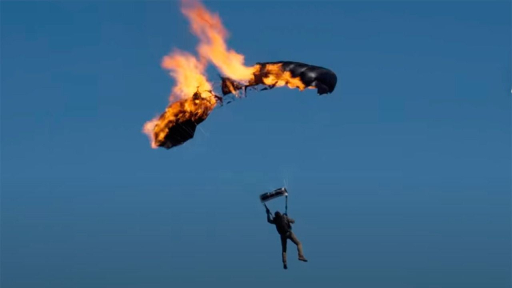 Tom Cruise ha saltado 16 veces con un paracaídas en llamas y ahora tiene un Récord Guinness: en cada intento solo tiene 10 segundos para sobrevivir