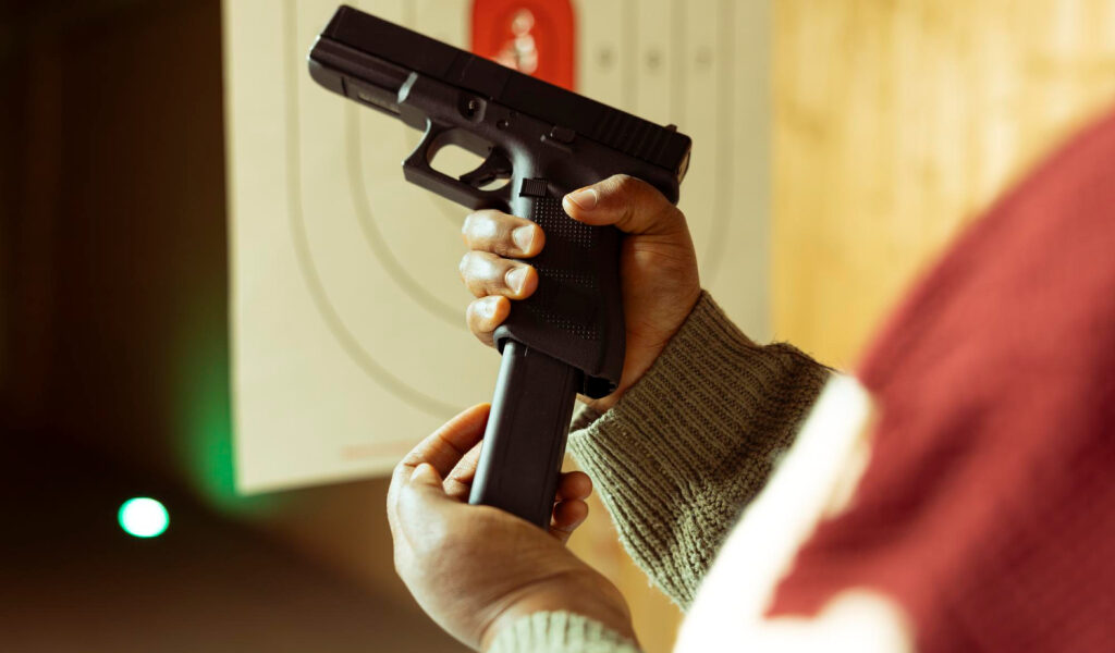 DeSantis firma ley que elimina prohibición de armas durante emergencias en Florida