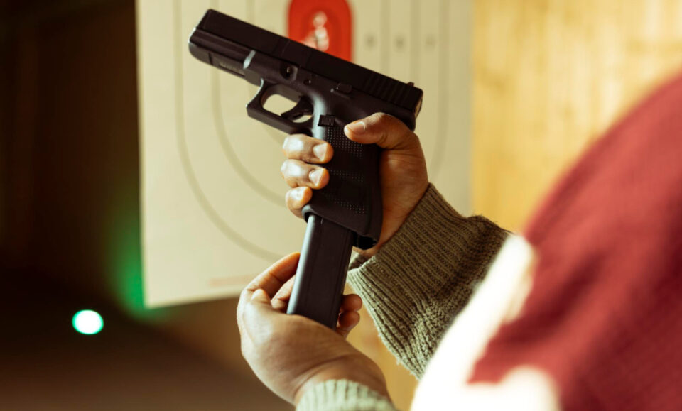 DeSantis firma ley que elimina prohibición de armas durante emergencias en Florida