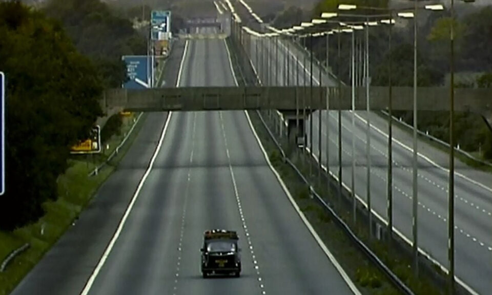 No hay nadie en esta escena de ’28 días después’, pero era una de las autopistas más transitadas de Reino Unido y la policía lo hizo lo mejor que pudo
