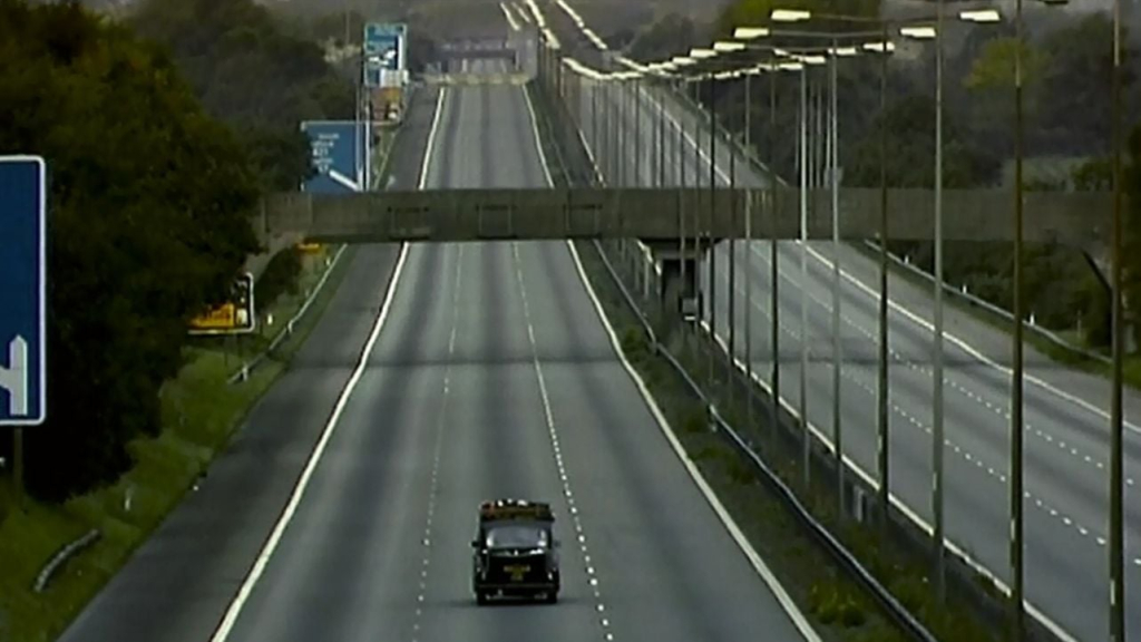 No hay nadie en esta escena de ’28 días después’, pero era una de las autopistas más transitadas de Reino Unido y la policía lo hizo lo mejor que pudo