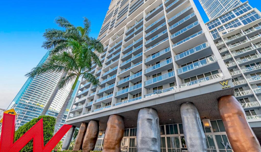 Hombre es apuñalado en el Icon Residences de Brickell y el sospechoso muere horas después
