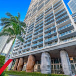 Hombre es apuñalado en el Icon Residences de Brickell y el sospechoso muere horas después