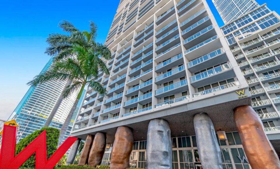 Hombre es apuñalado en el Icon Residences de Brickell y el sospechoso muere horas después