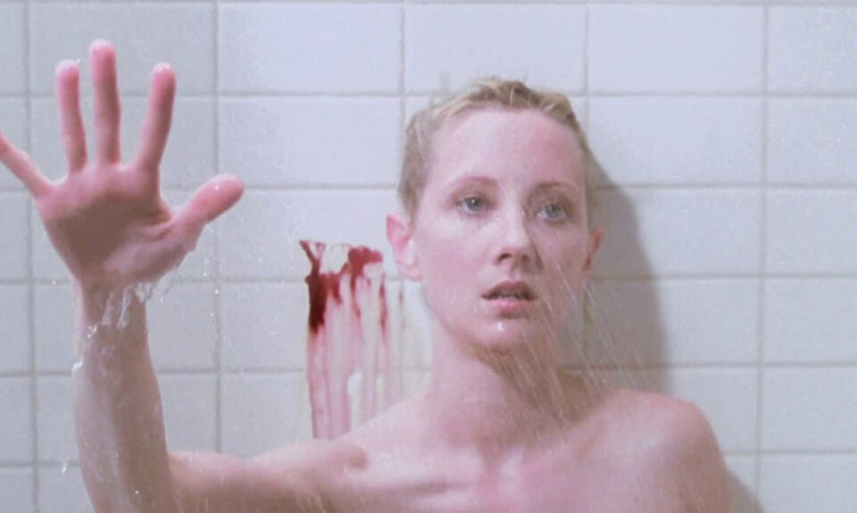 «Gracias a John Woo por su cuchillo de cocina»: necesitamos conocer la historia de este agradecimiento de ‘Psicosis’ (1998)