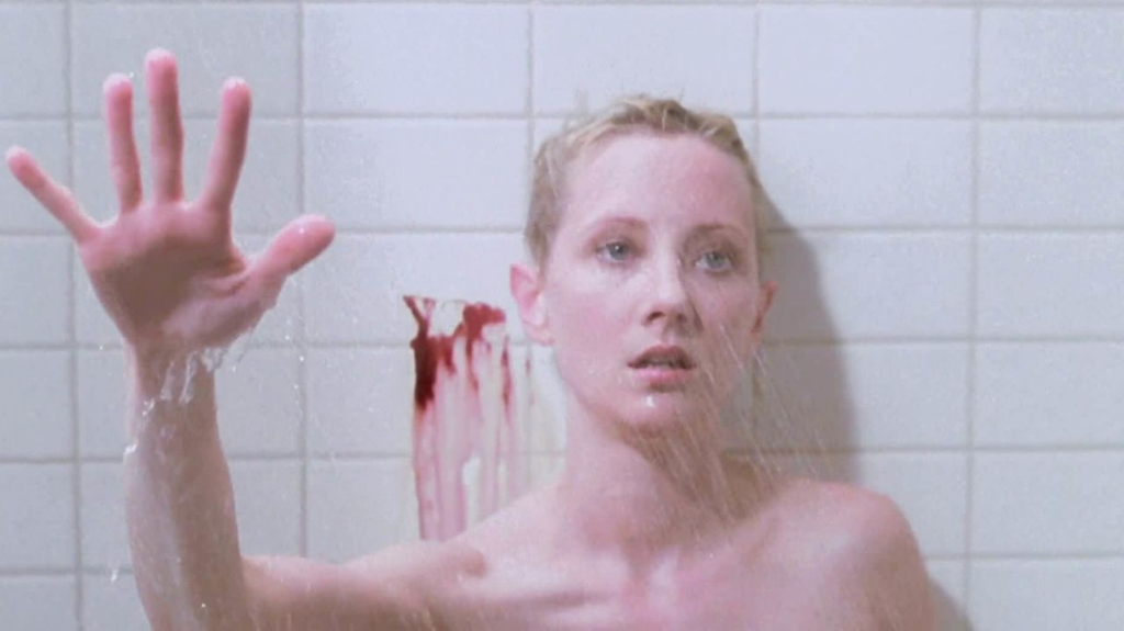 «Gracias a John Woo por su cuchillo de cocina»: necesitamos conocer la historia de este agradecimiento de ‘Psicosis’ (1998)