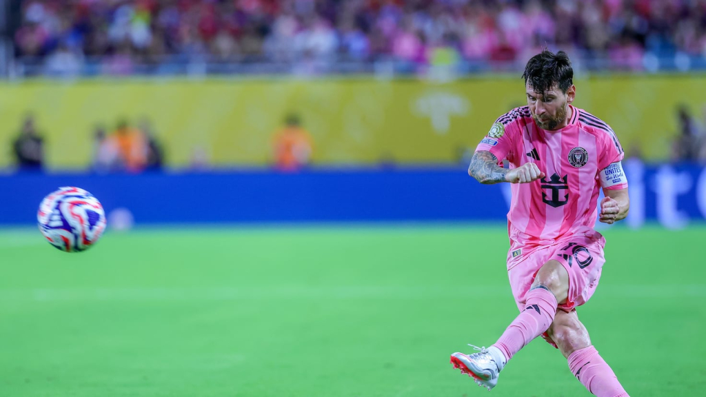 La otra toma del disparo de Messi que no entró de milagro y que dejó mudo al estadio