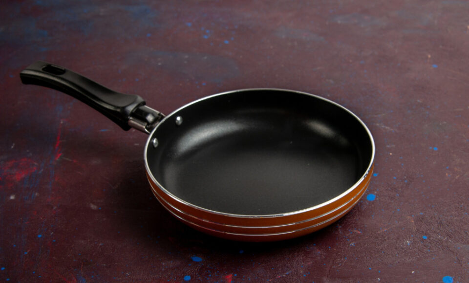 Hombre fuera de control golpeó a una anciana con un sartén en Sunrise