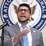 El juez encuentra el Fiscal General de Florida en desacato al tribunal por la orden de inmigración.