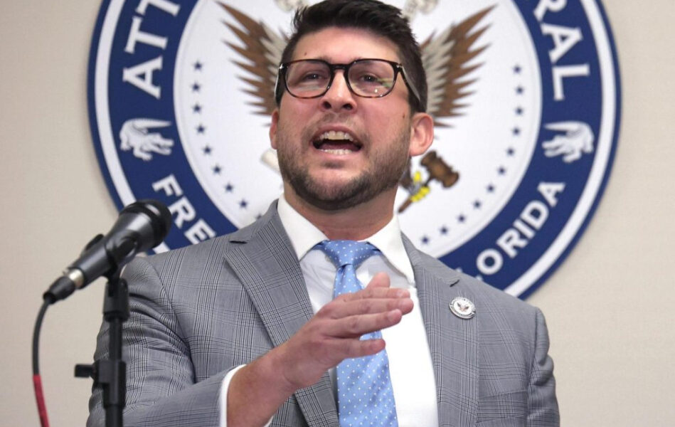 El juez encuentra el Fiscal General de Florida en desacato al tribunal por la orden de inmigración.