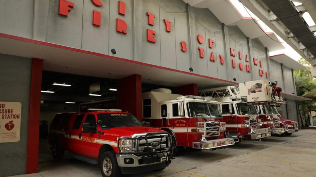 Bombero de Miami arrestado por exhibirse sexualmente en la vía pública