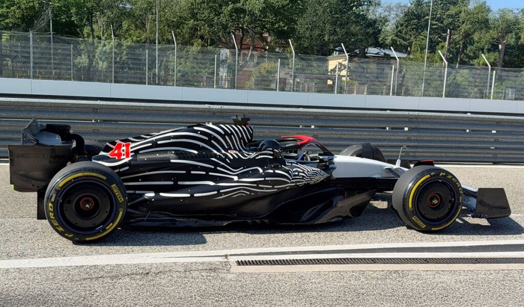 Lindblad rueda en Imola con el AT04: entrenamiento para el debut en la FP1