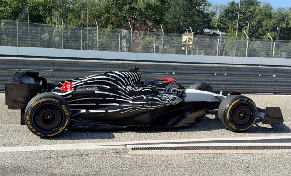 Lindblad rueda en Imola con el AT04: entrenamiento para el debut en la FP1