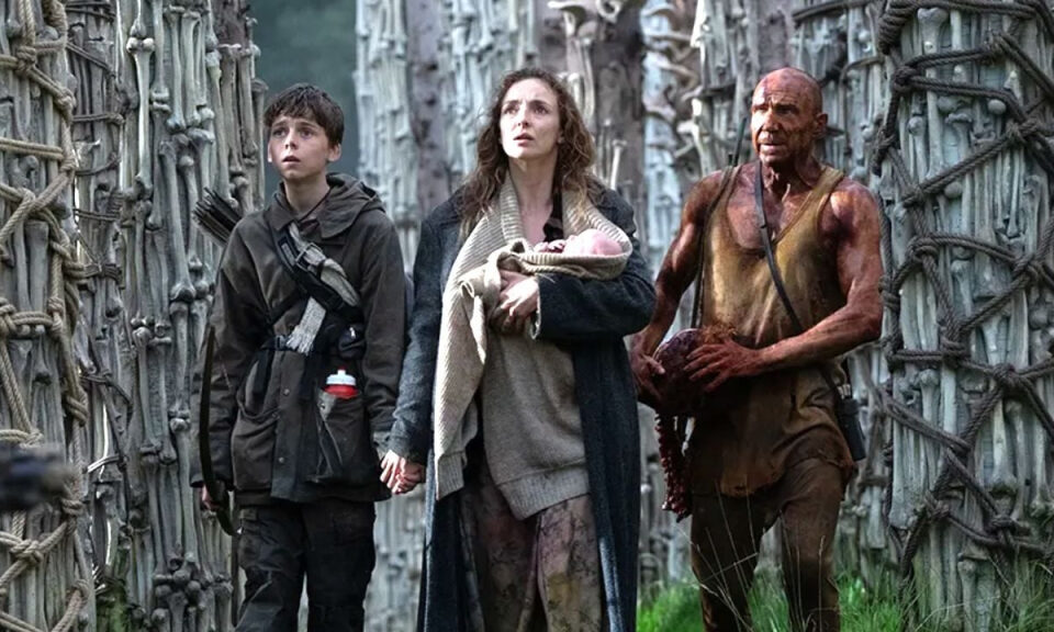 ’28 años después’ tiene una escena perturbadora, pero es crucial y Ralph Fiennes la explica muy claramente: «el momento humano definitivo»