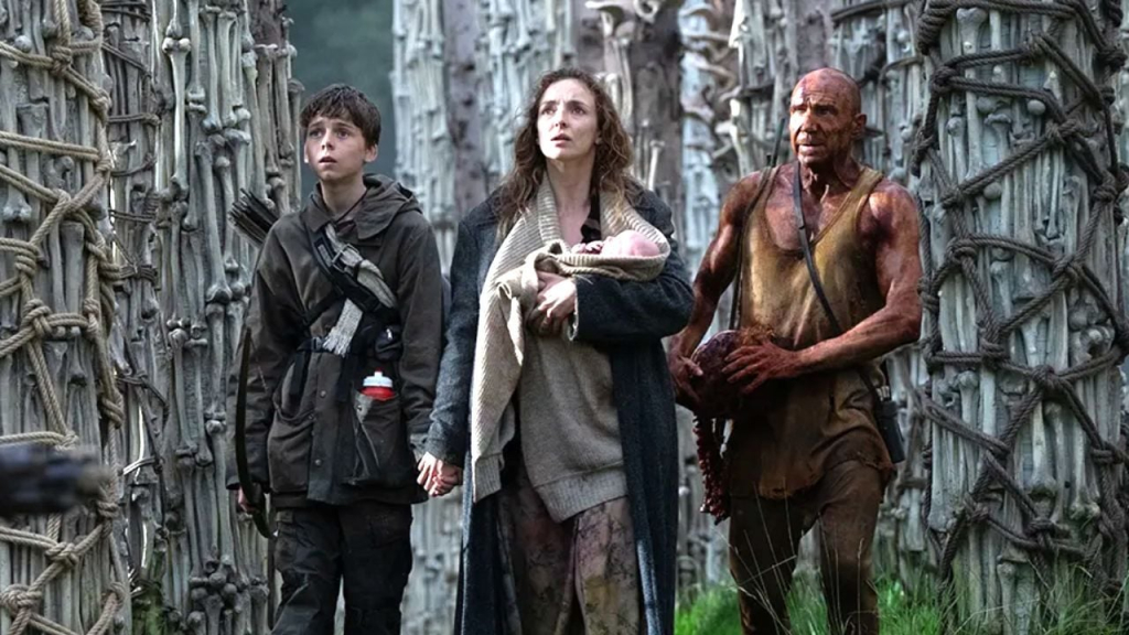 ’28 años después’ tiene una escena perturbadora, pero es crucial y Ralph Fiennes la explica muy claramente: «el momento humano definitivo»