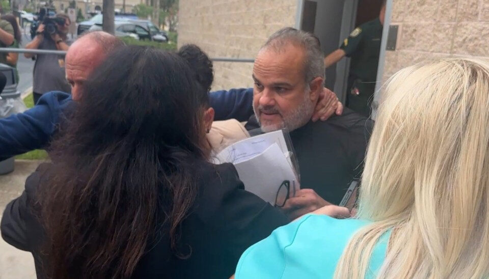 El sheriff de Osceola suspendido, Marcos López, deja la cárcel después de publicar fianza