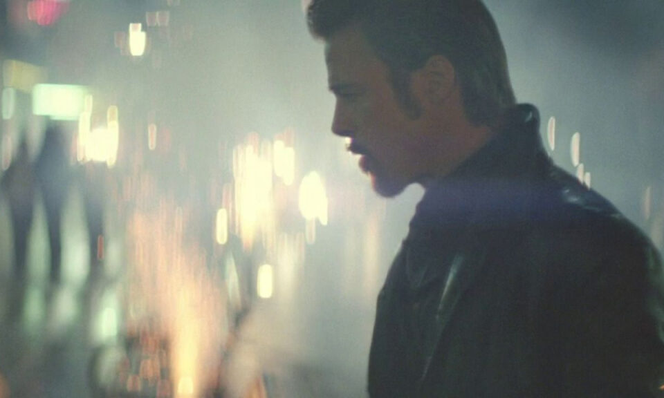 Sólo dura hora y media, está en Prime Video y es una de las joyas de culto de Brad Pitt