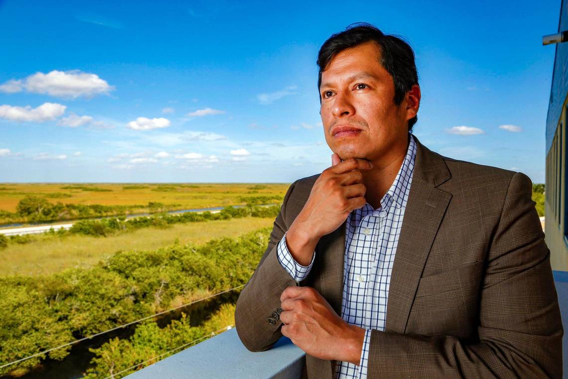 Talbert Cypress, presidente de la tribu Miccosukee, habla sobre su plan para comprar los derechos minerales de Big Cypress y detener la perforación de petróleo durante una reunión en el Edificio de la Administración de Miccosukee en Miami el martes 21 de noviembre de 2023.