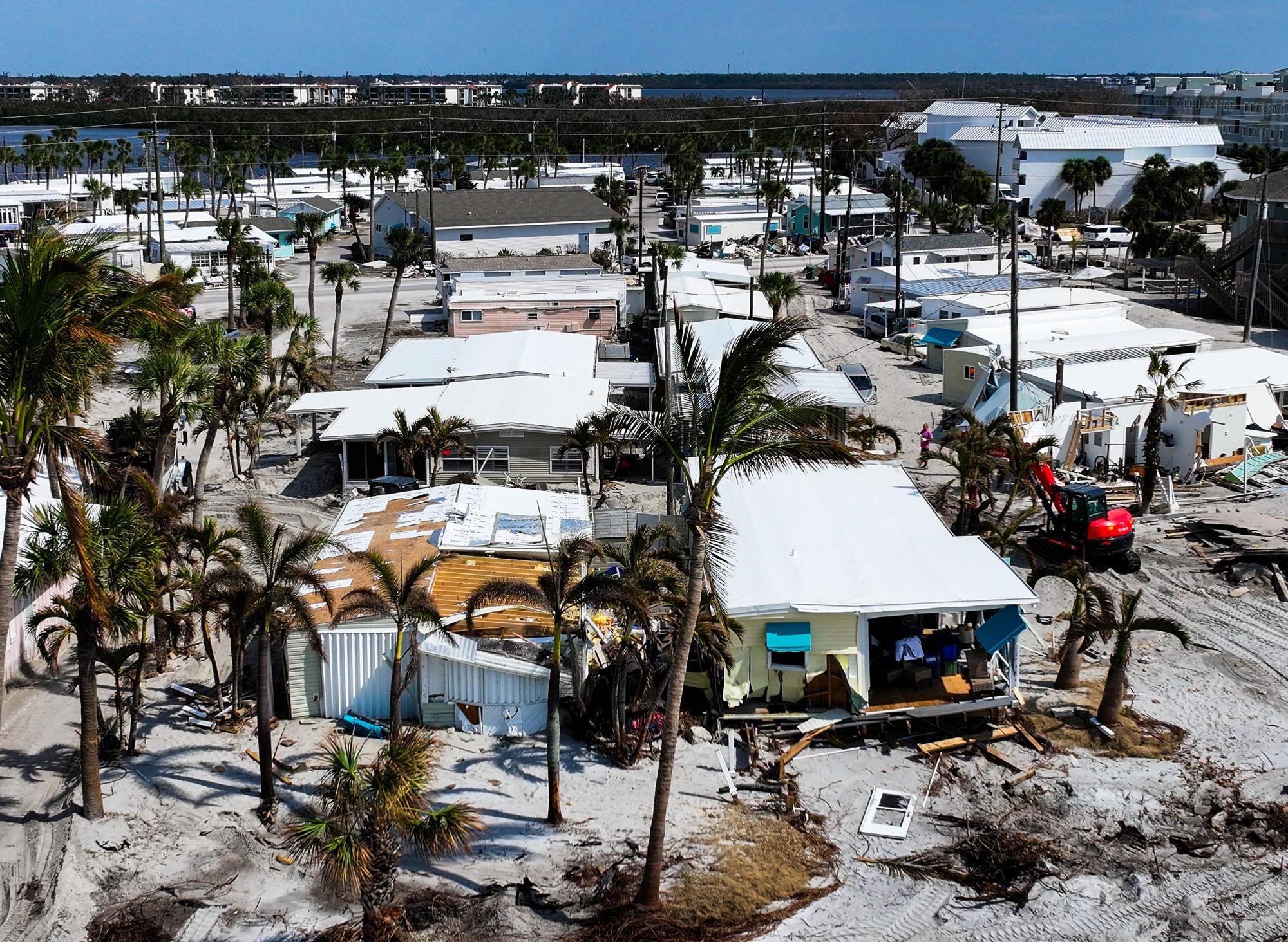 Una vista de drones aérea de las casas fabricadas en North Beach Road que fueron destruidas por el huracán Milton en Manasota Key el 16 de octubre de 2024 en Englewood, Florida. (Dirk Shadd/Tampa Bay Times/TNS)