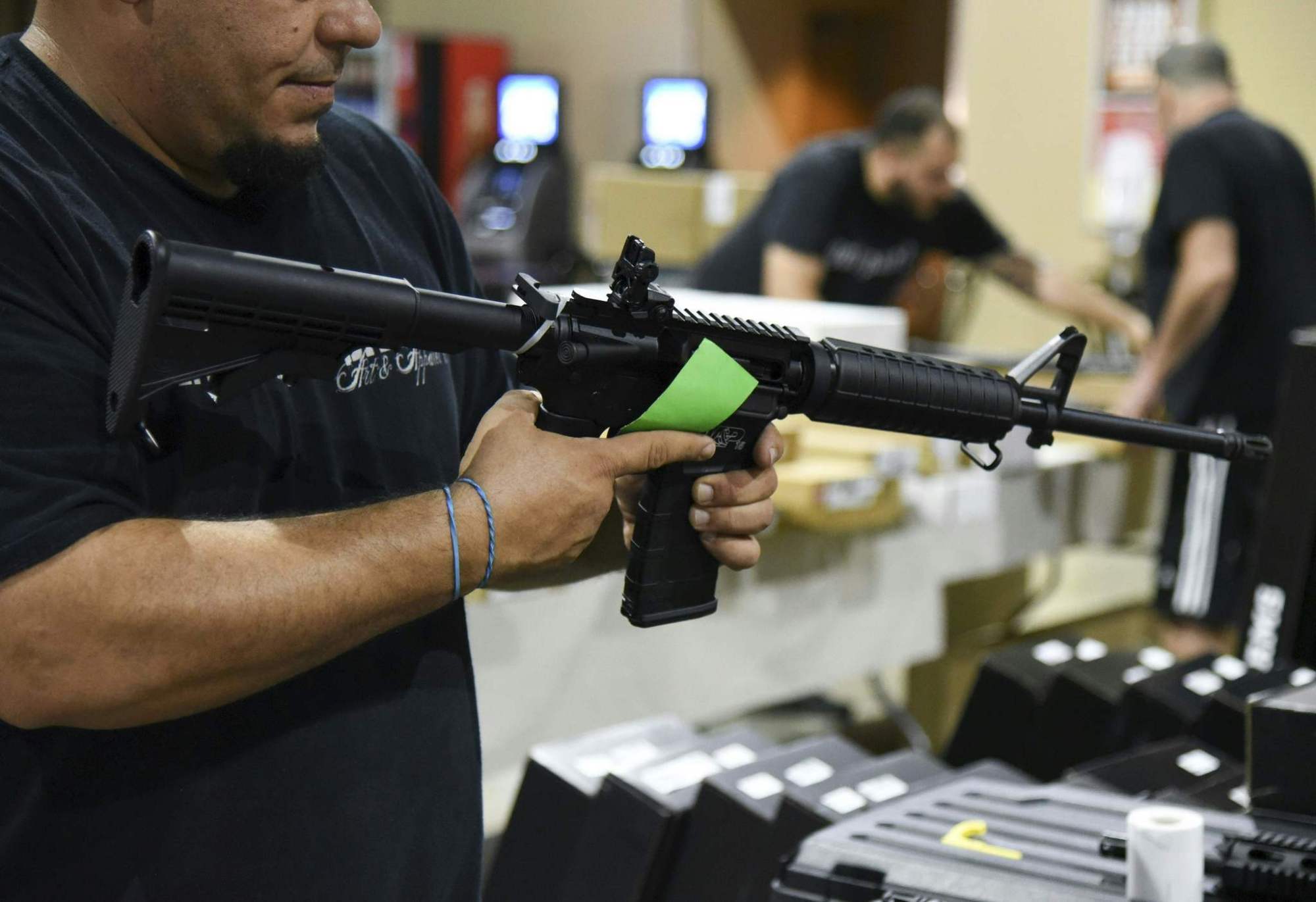 Un rifle AR-15 se muestra en una manifestación de armas. Días después de un tiroteo masivo en la cercana Universidad Estatal de Florida, el Senado estatal parece estar listo para hundir una propuesta controvertida que permitiría a las personas menores de 21 años comprar rifles y otras armas largas, una restricción que entró en vigencia después de la masacre de Parkland 2018. (Archivo de imágenes de Michele Eve Sandberg/AFP/Getty)