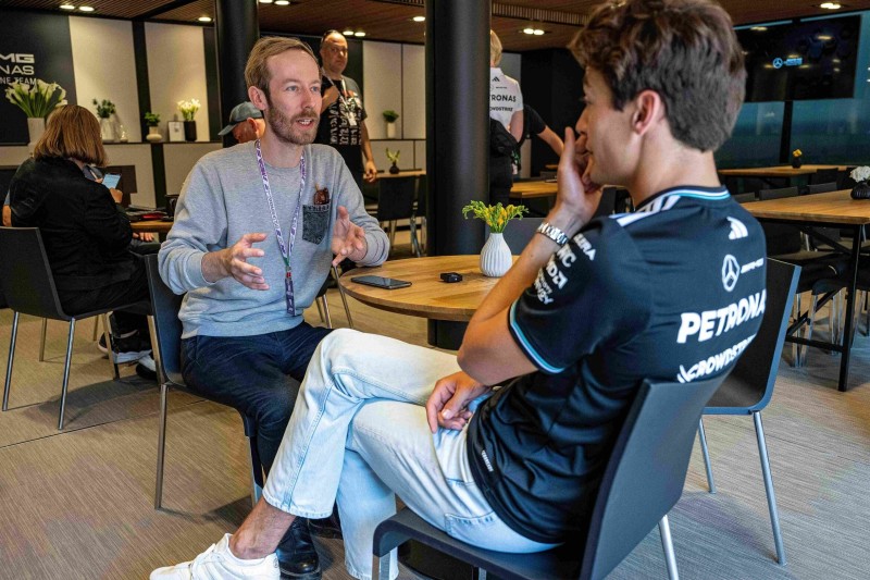 Einblick hinter die Kulissen: George Russell im Interview mit Frederik Hackbarth