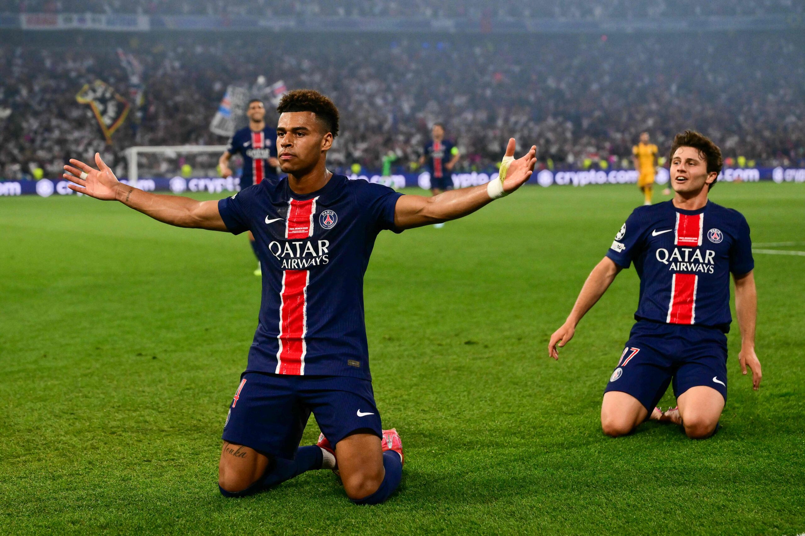 Desire Doue celebra un gol con Joao Neves 