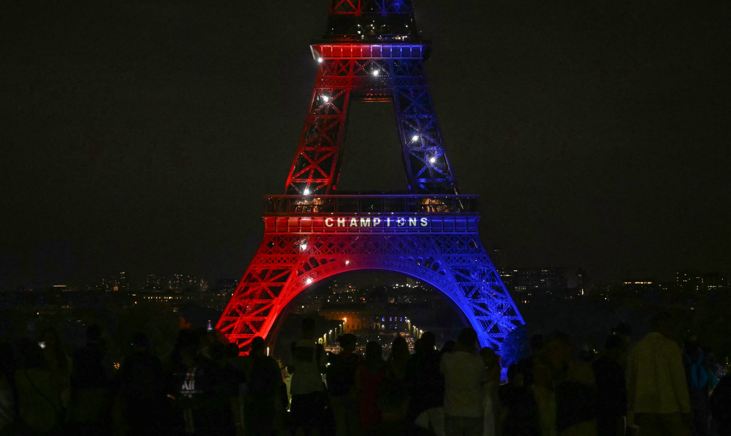 La Torre Eiffel iluminada, con el mensaje de 'Campeones' y los colores del PSG.