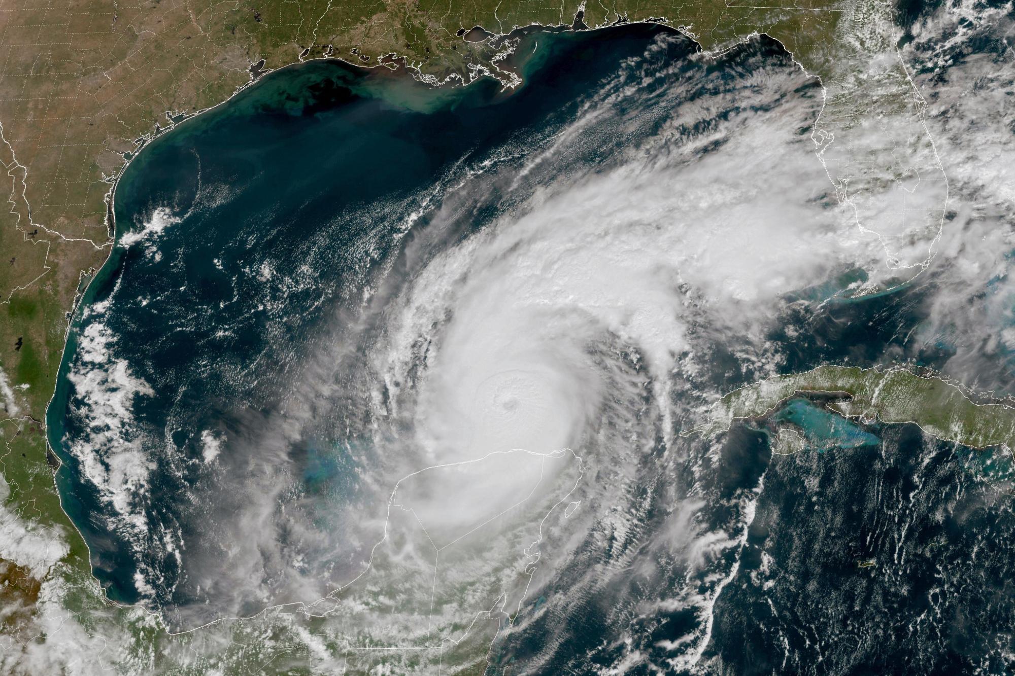 Esta imagen satelital de geocolor de GO-16 tomada por la administración nacional oceánica y atmosférica muestra el huracán Milton en el Golfo de México el martes 8 de octubre de 2024. Con la temporada de huracanes, semanas de distancia, los recortes de presupuesto federal han dejado las oficinas meteorológicas clave de la Florida, y los ex empleados preocupan a las reducciones adicionales al personal y la investigación podría comprometer no solo las previsiones de accesorios, sino también las oficinas de seguridad pública de Florida. (NOAA a través de AP)