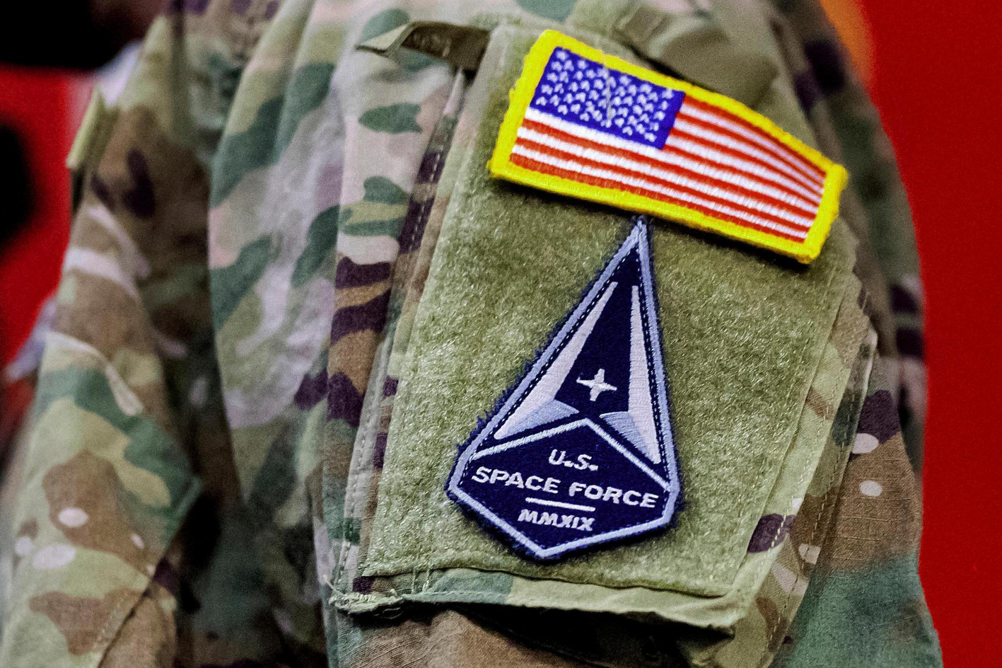 Un soldado usa un uniforme de fuerza espacial estadounidense durante una ceremonia 20212. Space Florida está lanzando un estudio sobre cómo las operaciones de la Fuerza Espacial de la NASA y los Estados Unidos podrían fusionarse en Cape Canaveral. (AP Photo/Noah Berger, archivo)