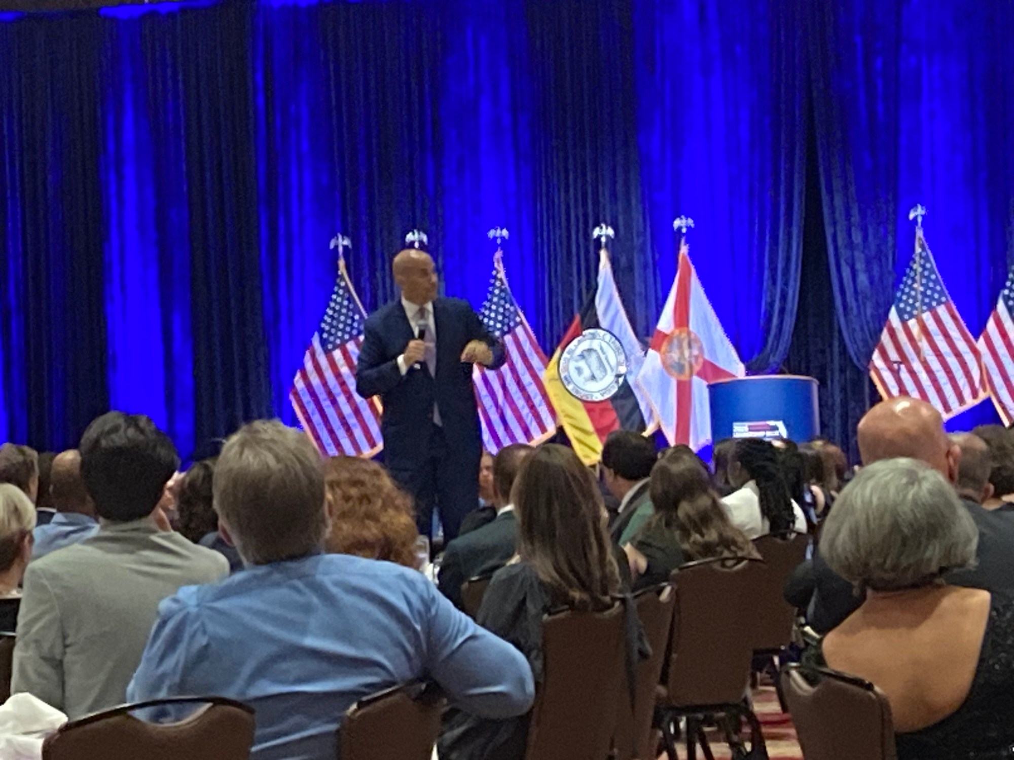 El senador estadounidense Cory Booker de Nueva Jersey, abandona el escenario y camina por la audiencia mientras pronuncia un discurso en la Conferencia Azul de Liderazgo y Liderazgo del Partido Demócrata de Florida en el Hard Rock Hotel & Casino en Hollywood el sábado 21 de junio de 2025. (Foto de Anthony Man)