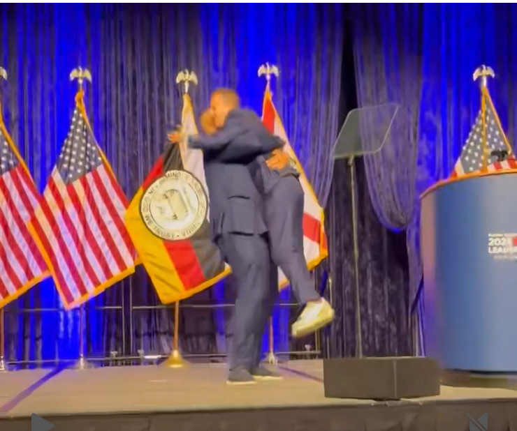 El senador estadounidense Cory Booker de Nueva Jersey recoge el representante estadounidense Jared Moskowitz de Florida y lo gira inmediatamente después de que Moskowitz lo presenta en la Conferencia de Liderazgo y Recaudación de Fondos del Partido Democrático de Florida en Hard Rock Hotel & Casino en Hollywood el sábado 21 de junio, 2025. (Andrew Dolberg/cortesía)