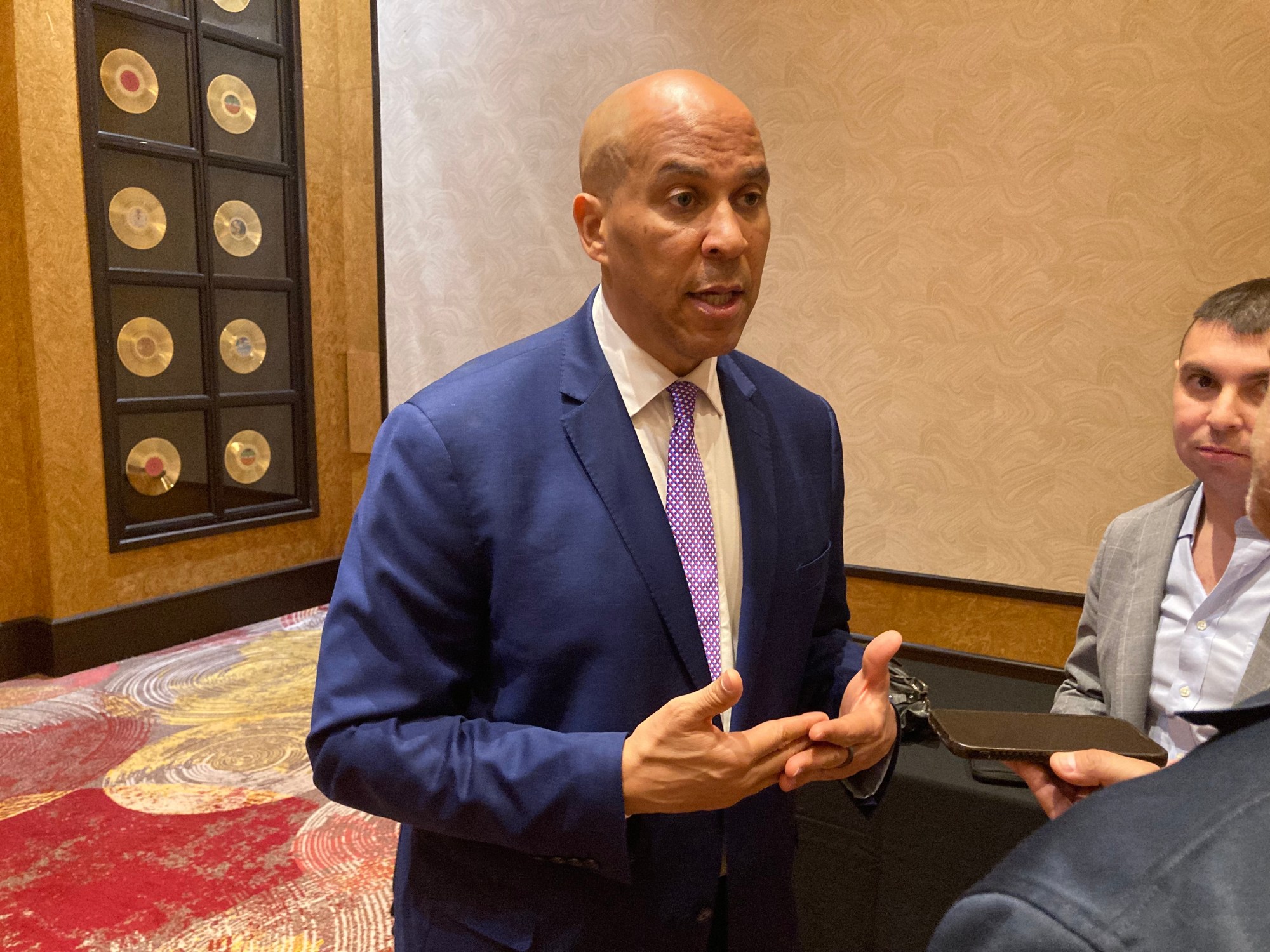El senador estadounidense Cory Booker de Nueva Jersey en la Conferencia de Liderazgo y Recaudación de Fondos del Partido Demócrata de Florida en el Hard Rock Hotel & Casino en Hollywood el sábado 21 de junio de 2025. (Foto de Anthony Man)