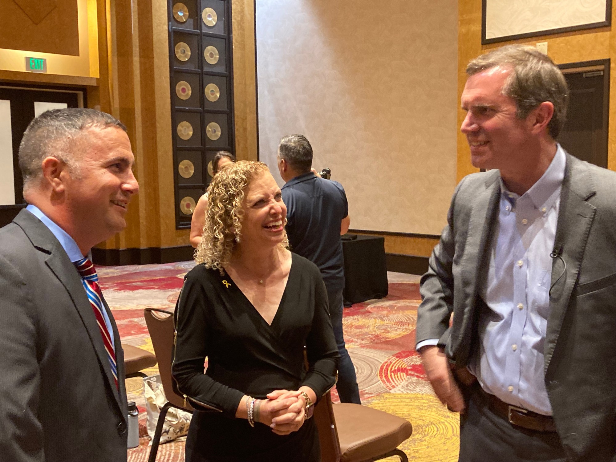 El representante estadounidense Darren Soto, a la izquierda, la representante estadounidense Debbie Wasserman Schultz y el gobernador Andy Beshear de Kentucky en la conferencia azul y recaudación de fondos del Partido Demócrata de Florida en el Hard Rock Hotel & Casino en Hollywood el sábado 21 de junio de 2025. (Poto de Anthony Man)