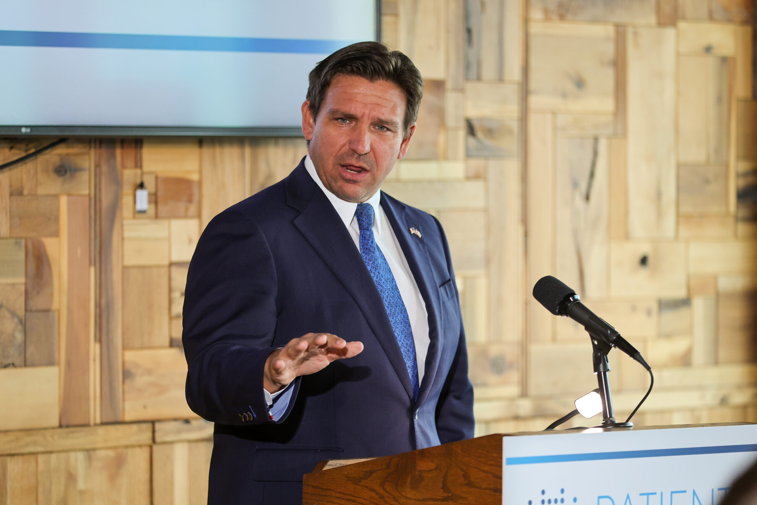 El gobernador Ron DeSantis habla durante un evento el miércoles 5 de marzo de 2025 en Tampa. (Luis Santana/Tampa Bay Times/TNS)