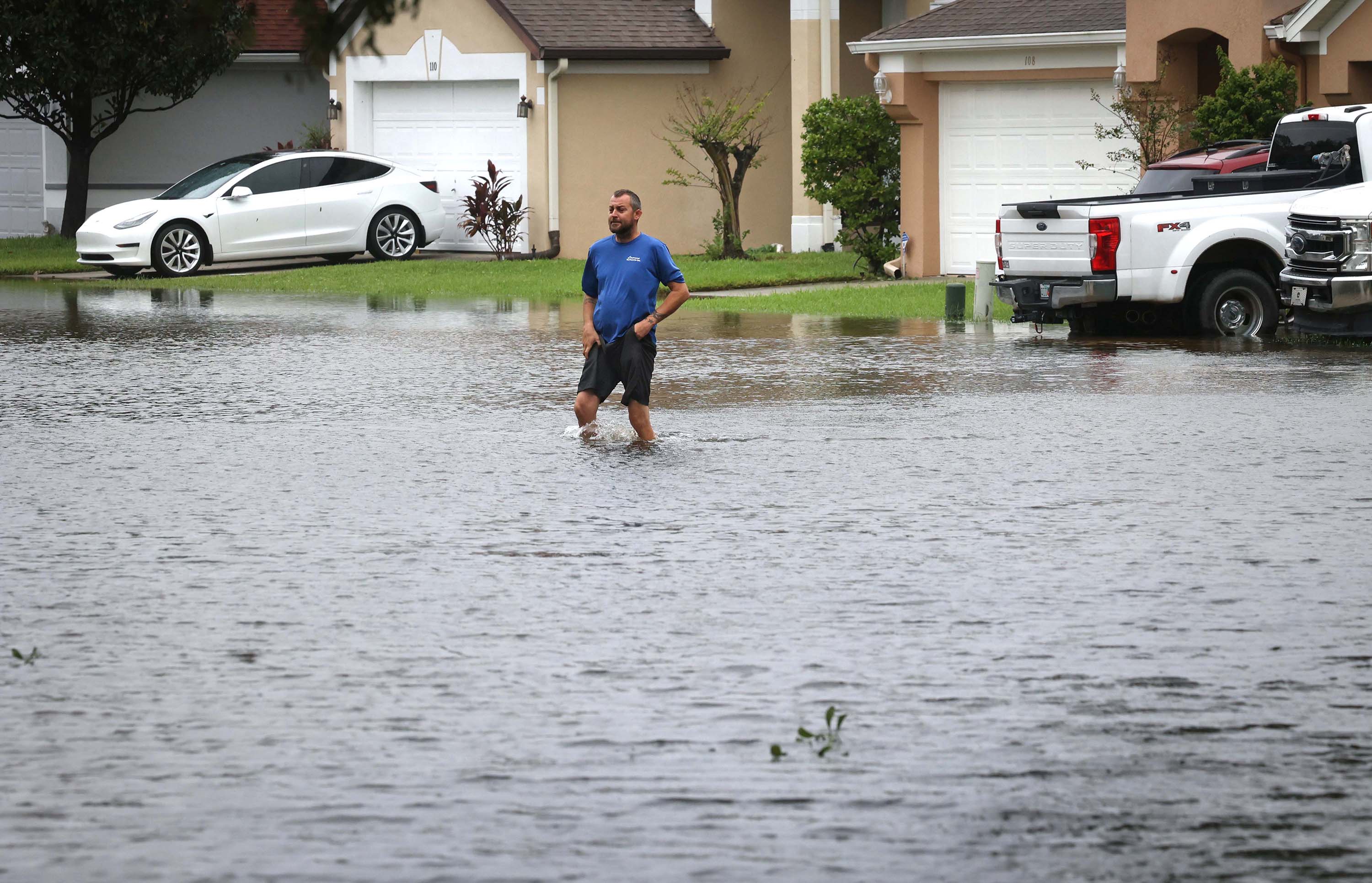Un residente camina por su calle inundada en Weathersfield Avenue en la subdivisión de Springs Oaks en Altamonte Springs, Florida, el 10 de octubre de 2024, luego del impacto nocturno del huracán Milton. Se informaron inundaciones esporádicas en todo el centro de Florida mientras la lluvia de la tormenta abrumaba los lagos y los ríos del área. (Joe Burbank/Orlando Sentinel)