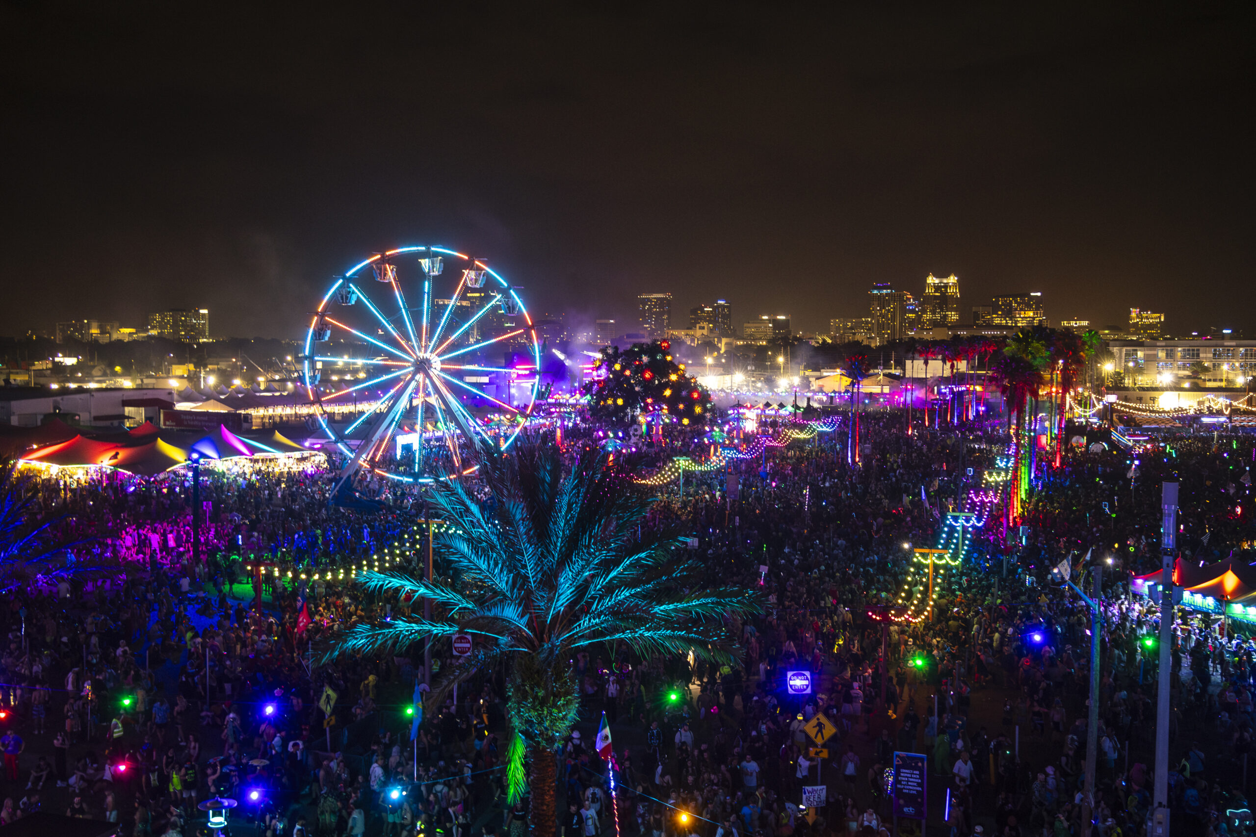 Una noria se ilumina frente al horizonte de la ciudad de Orlando en Tinker Field durante la última noche de EDC Orlando 2024. (Patrick Connolly/Orlando Sentinel)