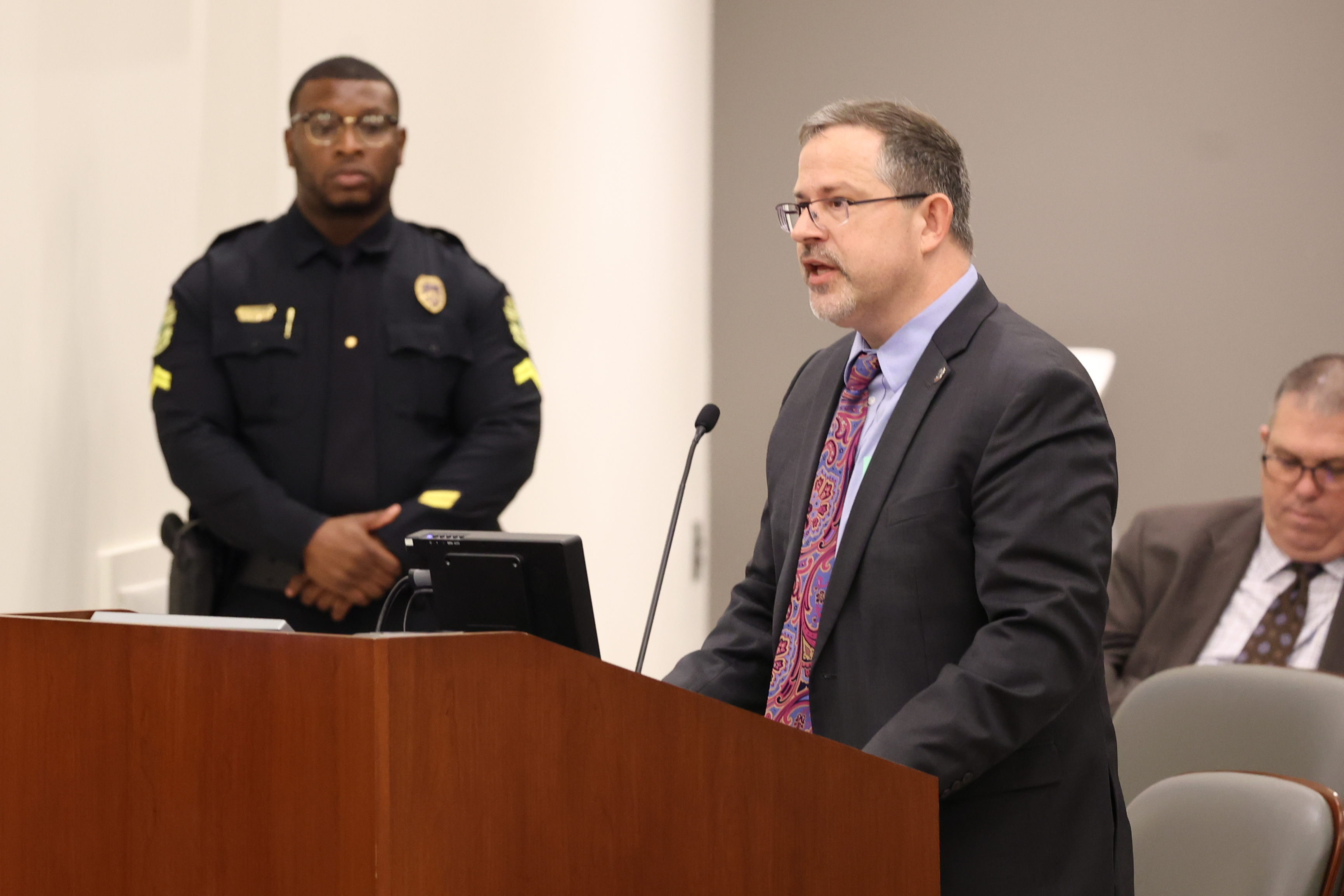 Jon Weiss, administrador adjunto del condado del Condado de Orange en una reunión del Consejo de la Ciudad de Orlando en 2024, dijo que la visión 2050 del condado de Orange puede no ser perfecta, pero es un documento muy necesario para el futuro del condado. Añadió, 