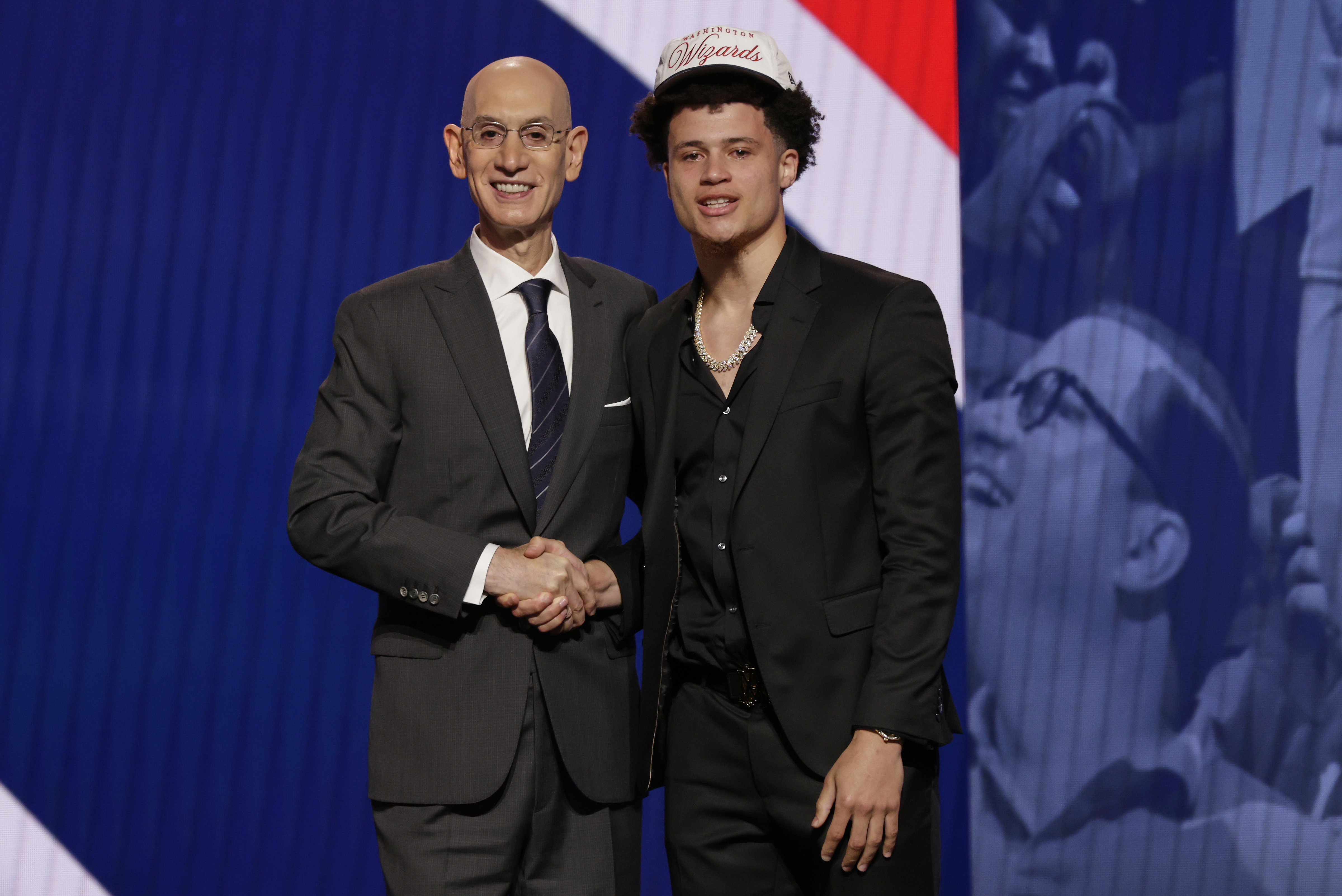 Walter Clayton Jr. posa una foto con el comisionado de la NBA Adam Silver después de ser seleccionado 18 por los Washington Wizards en la primera ronda del Draft de Baloncesto de la NBA, el miércoles 25 de junio de 2025, en Nueva York. (AP Photo/Adam Hunger)