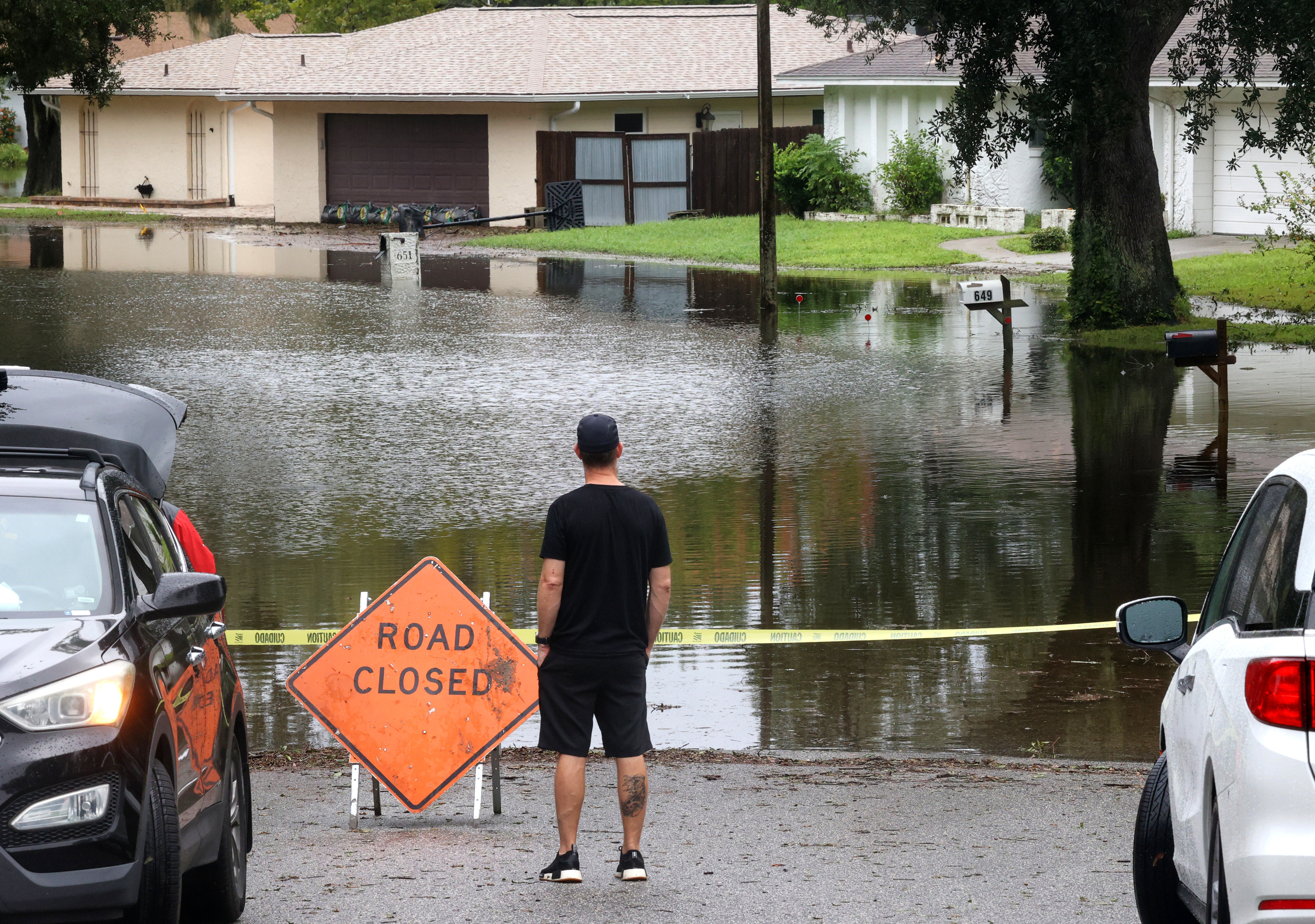 Un residente revisa la calle inundada en Springs Oaks Boulevard en Altamonte Springs el 10 de octubre de 2024, luego del impacto nocturno del huracán Milton. Se informaron inundaciones esporádicas en todo el centro de Florida mientras la lluvia de la tormenta abrumaba los lagos y los ríos del área. (Joe Burbank/Orlando Sentinel)