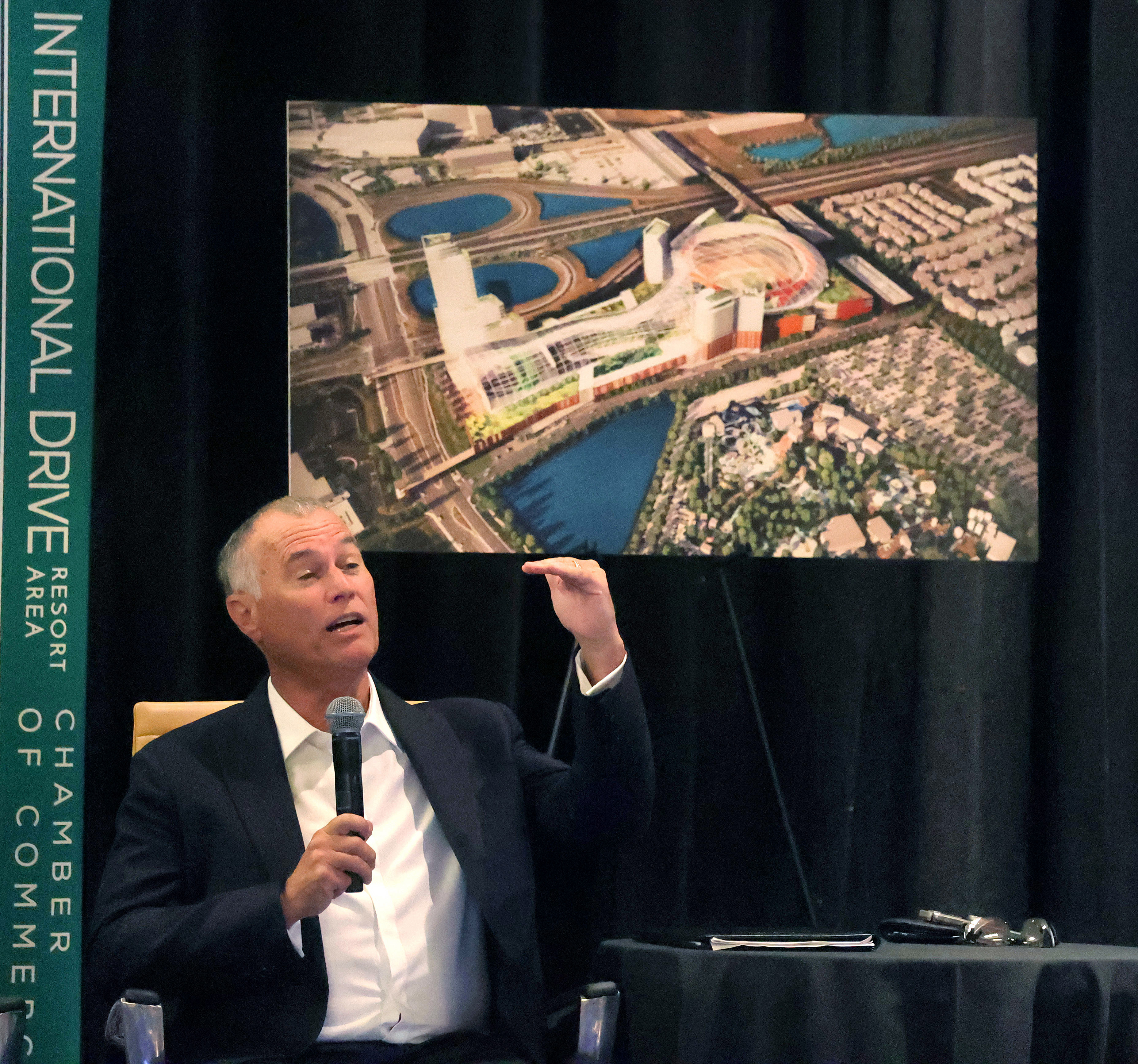 Con una representación de los planes del estadio proyectados, el positivo propietario de la mayoría de los Dreamers de Orlando Dreamers, el Dr. Rick Workman, responde una pregunta durante una presentación a la Cámara de Comercio del Área de I-Drive Resort en el Hilton Orlando, el lunes 16 de junio de 2025. (Joe Burbank/Orlando Sentel)
