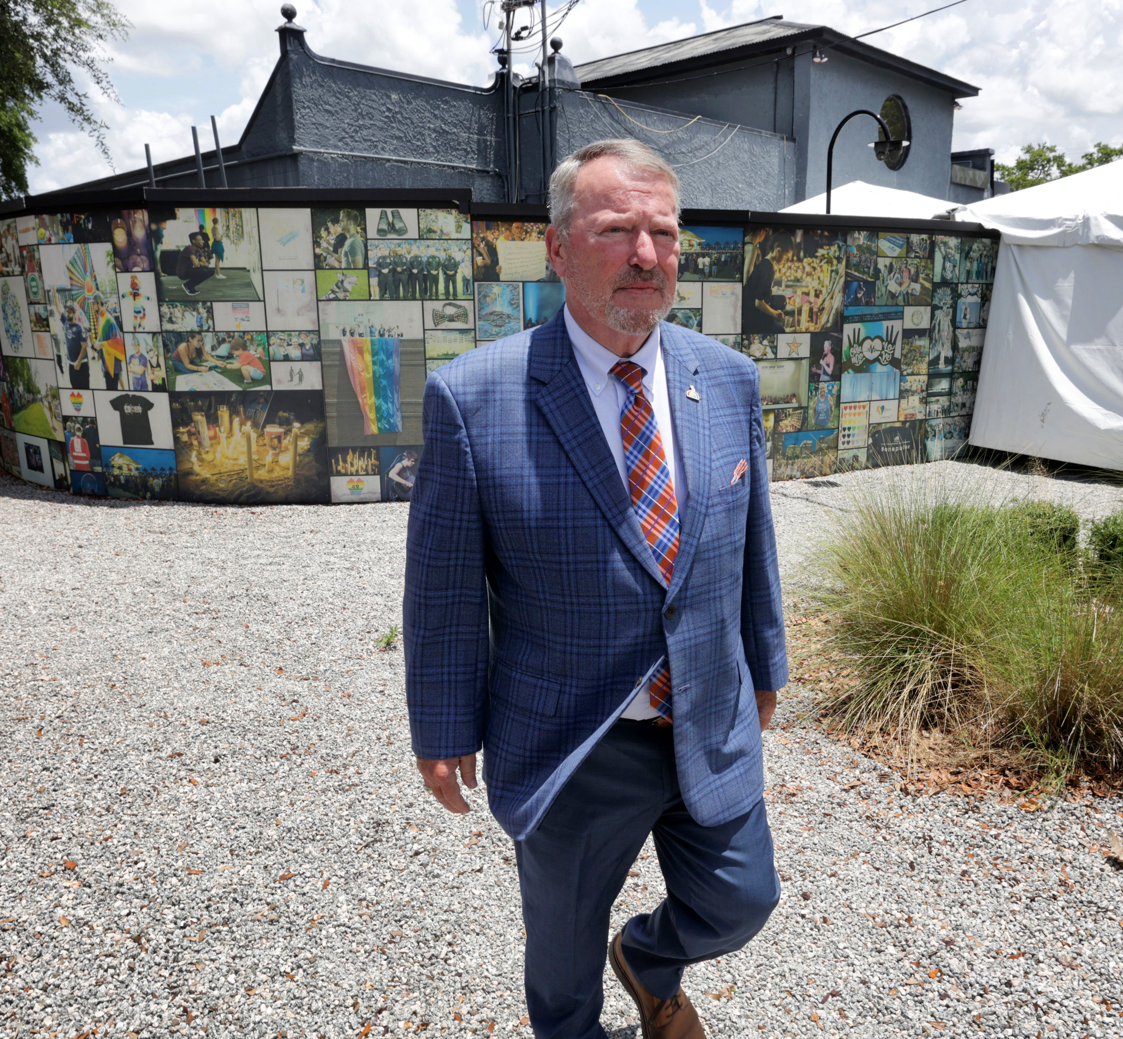 El alcalde de Orlando, Buddy Dyer, deja una conferencia de prensa en el club nocturno de Pulse en la víspera del noveno aniversario del tiroteo masivo de 2016, miércoles 11 de junio de 2025. Las familias de las víctimas visitarán el sitio de la masacre de Orlando que mató a 49 en los próximos días. (Joe Burbank/Orlando Sentinel)